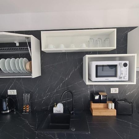 Government Deluxe Studio By Magic Apartments Bukares Bagian luar foto