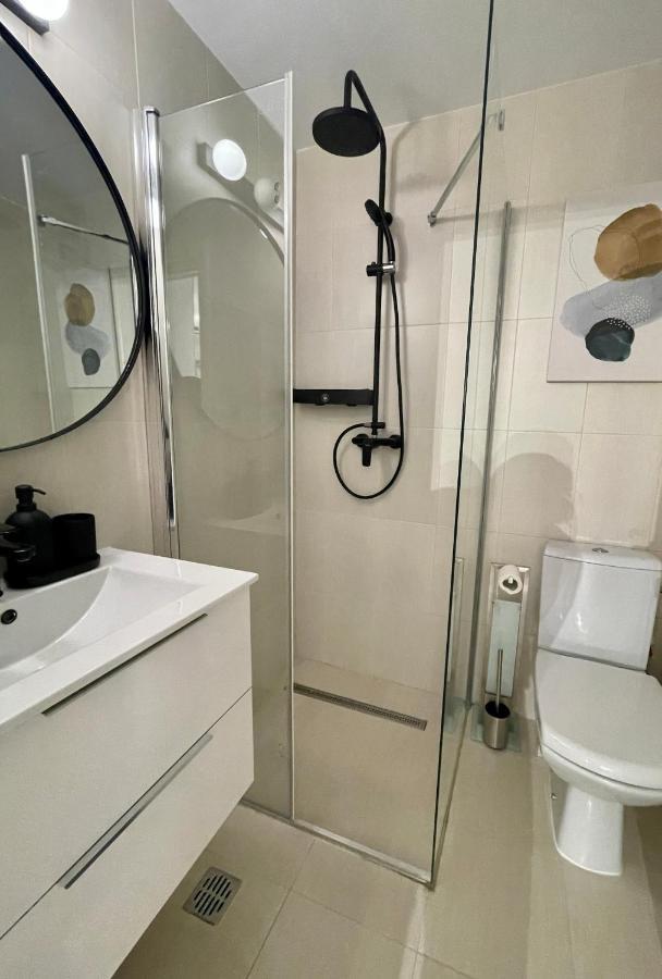 Government Deluxe Studio By Magic Apartments Bukares Bagian luar foto
