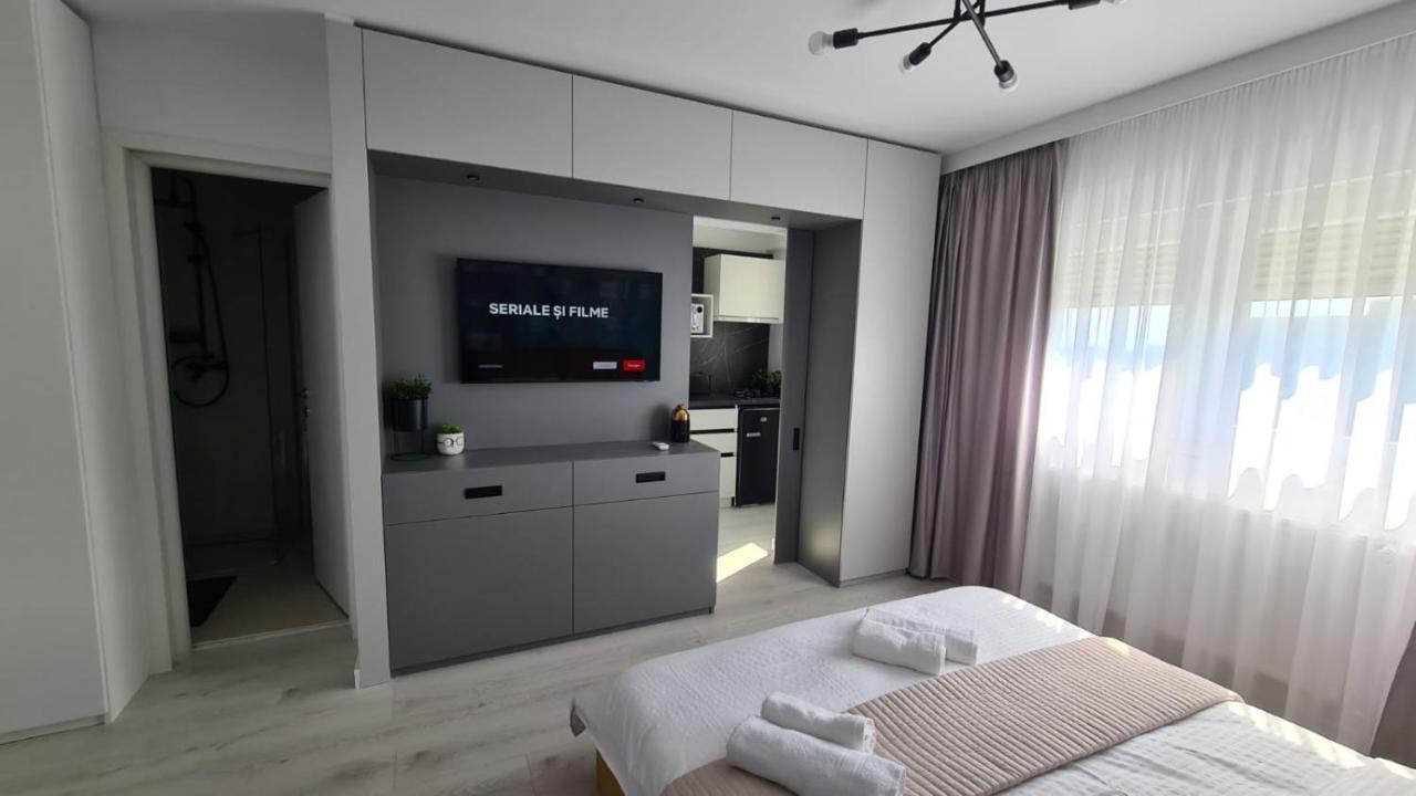 Government Deluxe Studio By Magic Apartments Bukares Bagian luar foto