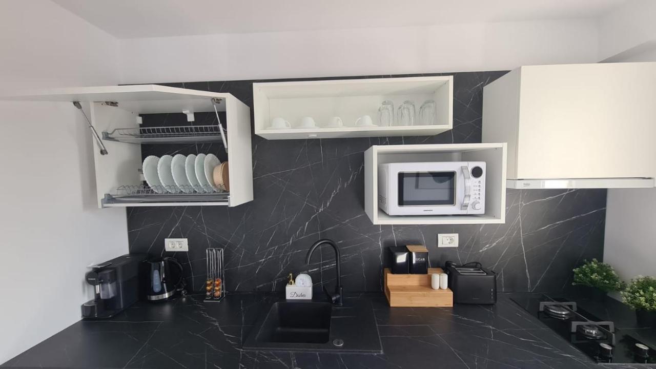 Government Deluxe Studio By Magic Apartments Bukares Bagian luar foto