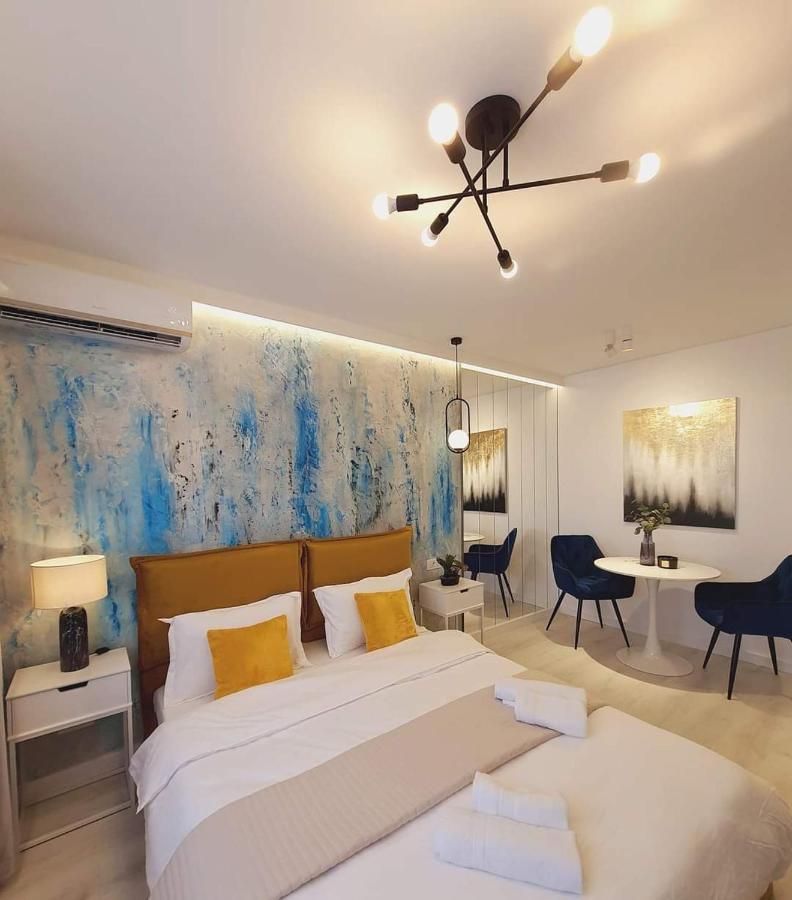 Government Deluxe Studio By Magic Apartments Bukares Bagian luar foto