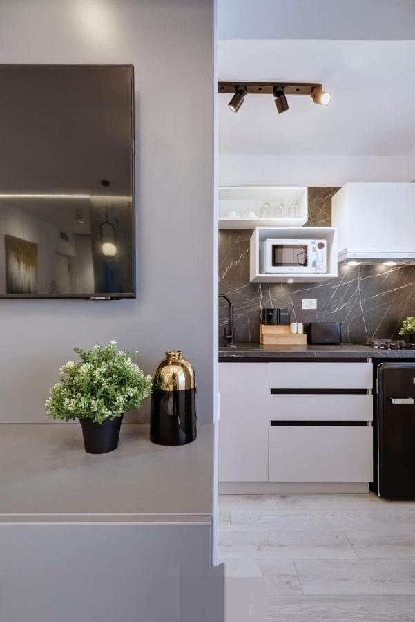 Government Deluxe Studio By Magic Apartments Bukares Bagian luar foto