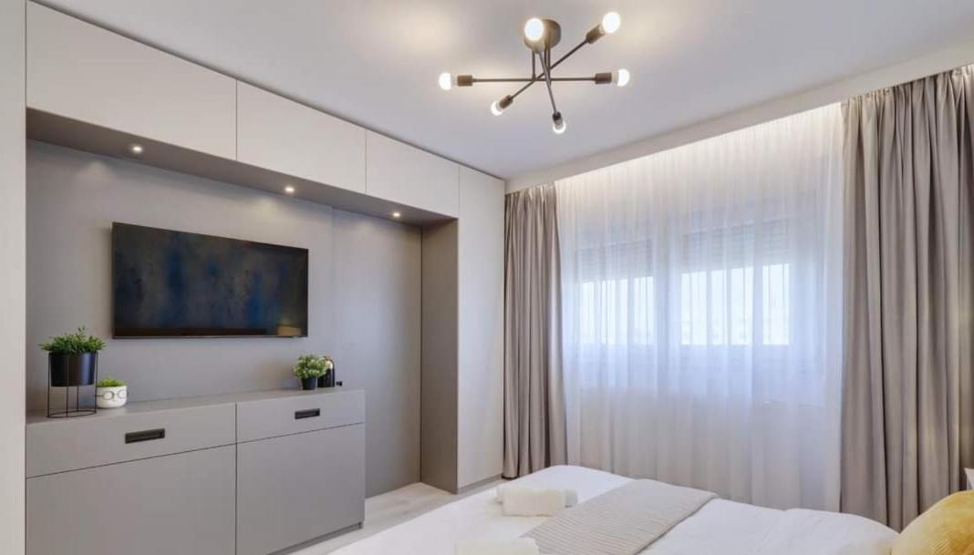 Government Deluxe Studio By Magic Apartments Bukares Bagian luar foto