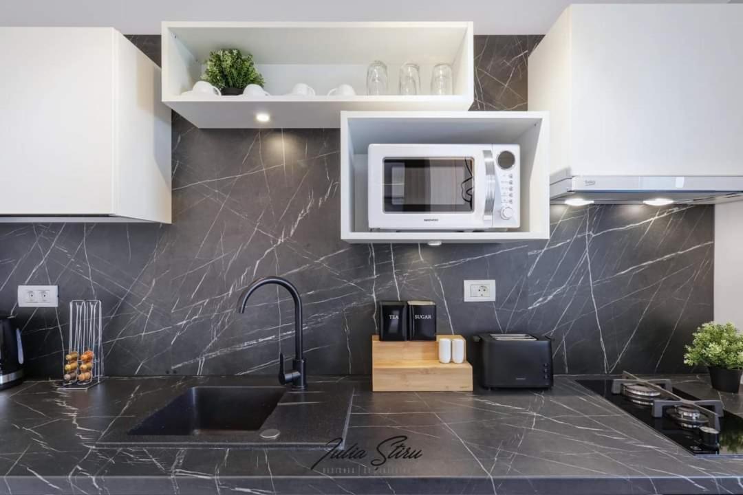 Government Deluxe Studio By Magic Apartments Bukares Bagian luar foto