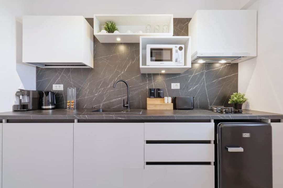 Government Deluxe Studio By Magic Apartments Bukares Bagian luar foto