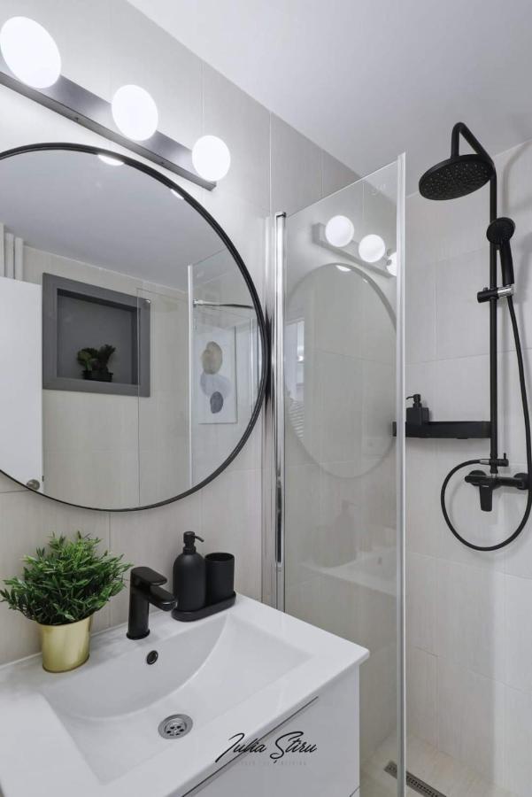 Government Deluxe Studio By Magic Apartments Bukares Bagian luar foto